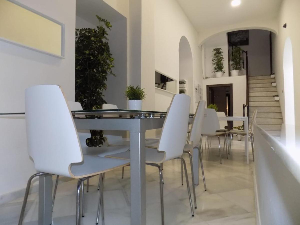Residencia Viriato Hostel Seville Exterior photo